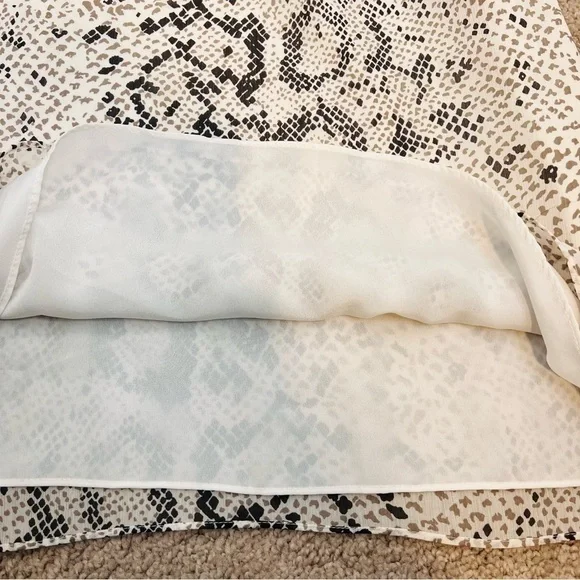 J. Crew Snakeskin-Print Mock-Neck Ruffle Neck/Sleeve Sleeveless Blouse. Size 0. - Picture 10 of 13